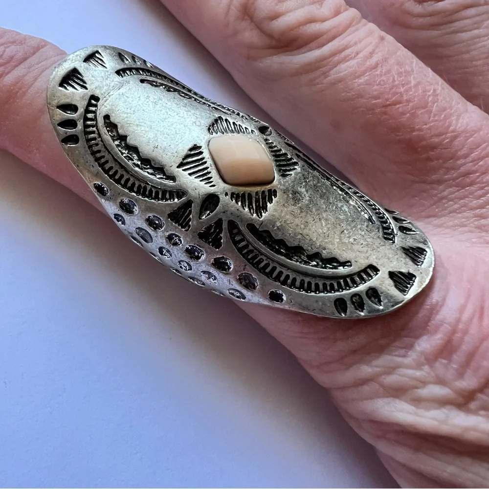 Handcrafted Silver-Tone Oval Gothic Navajo Statement Shield Ring Cream Stone‎